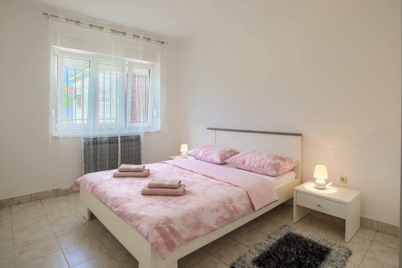 Apartman Paola พูลา ภายนอก รูปภาพ