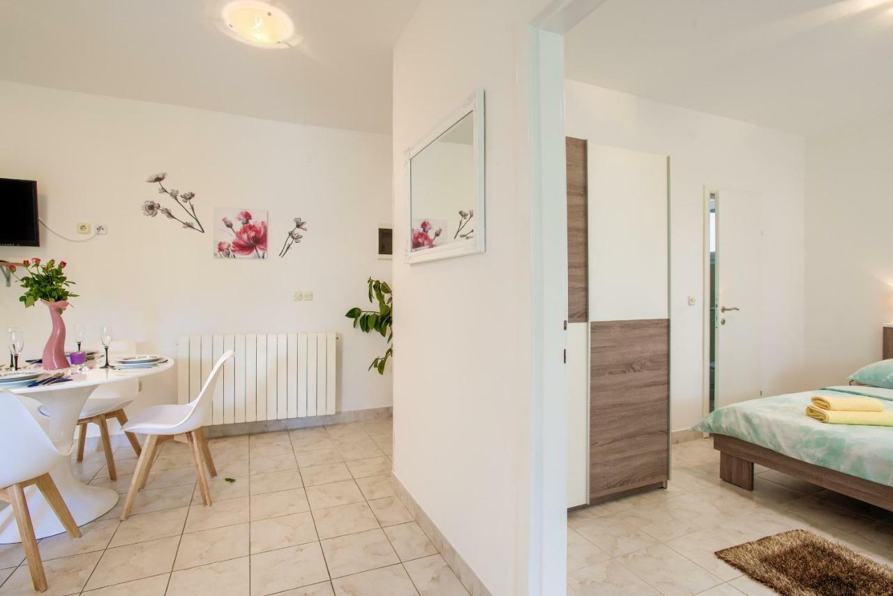 Apartman Paola พูลา ภายนอก รูปภาพ