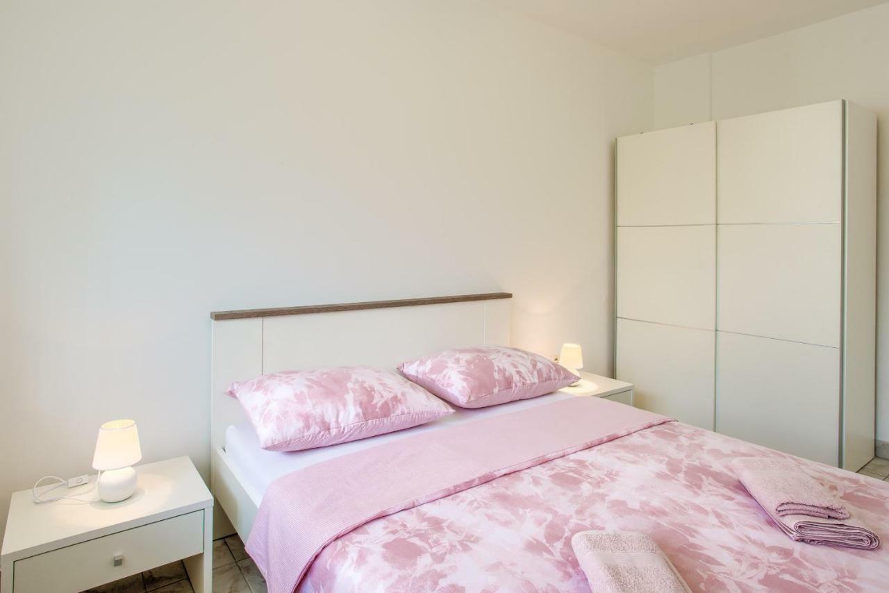 Apartman Paola พูลา ภายนอก รูปภาพ